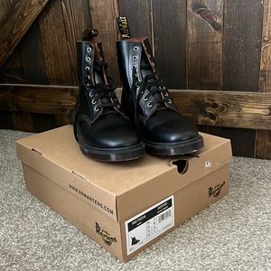 1460 Womens Smooth Pascal Leather Lace-up Boots, size 11